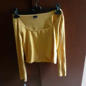 En gul tröja från ginatricot strl m alldrig navänd endast provad 