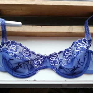 Vintage spetsbh  - Lila spetsbh med blommdetaljer. Vintage men fint skick. Storlek 75B men är större runt om så jag skulle säga att den passar mer som en 80B.