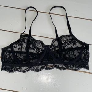 Jättefin bh/bralette i storlek s - Jättefin bh/bralette i storlek S. Säljes pga för stor - endast testad. Frakt tillkommer på 24kr. Budgivningen slutar imorgon (24/3) kl 18.00 istället för 25/3 !! 🥰🥰