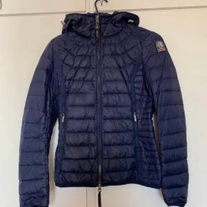 Parajumpers  - Parajumpers jacka i Jätte fint skick, normal i storleken, men passar även en s. Inga defekter, kvitto finns!  Använd under en säsong 🌸