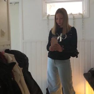 Jeans  - Säljer dessa snygga byxor från junkyard pga att ja inte använder dom och dom är förstora för mig i midjan. Dom är använda högst 3ggr.