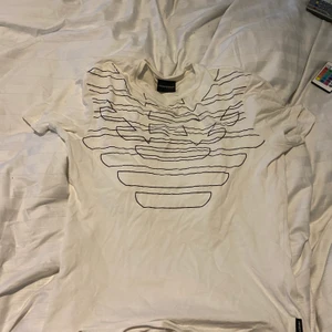 Emporio Armani T-shirt  - Armani T-shirt. Köpt från johnells. Storlek S. Köpt för 900kr helt okej skick riktig snygg sommartröja. 
