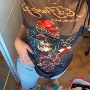 Ed Hardy T-shirt  - Ed Hardy T-shirt i bra skick. Finns en liten spricka i texten (sista bilden) men inget som syns. Strl M men sitter som en s/m. Färgen är marinblå och syns bäst på andra bilden. Hör av dig för fler bilder. Frakt tillkommer. Kram💕
