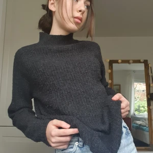 Kofta  - BEKVÄM, SKÖN, SNYGG! Kofta köpt för ca 1 år sedan🦋 En av mina absoluta favoritkoftor då denngår att styla på så många olika sätt och har sä sjukt fin passform⚡