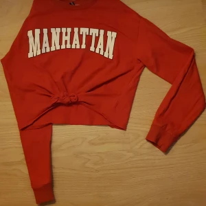 Divided Manhattan shirt med knytning fram Strl S - Använd fåtal gånger och är i väldigt fint skick. Knytningen fram går att knyta och knyta upp.     💠Säljes för 50 kr 💠