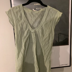 Blus - Supersöt grön/ pistage färgad blus i linnematerial. Oanvänd i storlek 38🌟 00- talet stil 