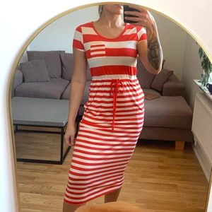 Långklänning från Monki - Oanvänd långklänning från Monki i storlek XS. Passar även S beroende på hur en önskar att den ska sitta. 50% bomull, 50% modal. Dragsko i midjan, liten ficka på bröstet. Jag är en S/M och 168 cm. Köparen betalar frakten som tillkommer 💌 