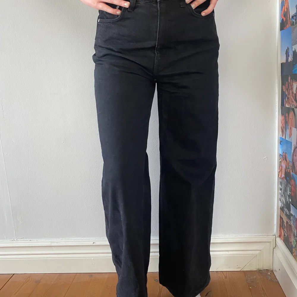 Svarta jeans i bra skick. Modellen ACE storlek w27 l30. Jeans & Byxor.