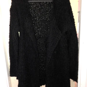 Kofta, strl. M - Stickad kofta. Varm och skönt att ha på sommarkvällarna exempelvis. Går ej att knäppa. 