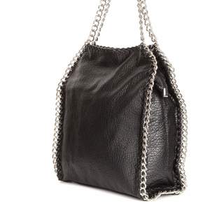 Säljer denna Stella McCarteny liknande väska som är från Tiamo köpt på Scorett! Säljer för endast 220 och då är den i nyskick!🥰