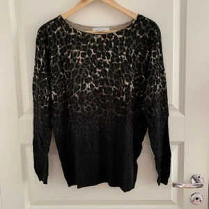 Tröja med djurmönster  - Långarmad tröja med djurmönster. Storlek S. Lite större i storleken. 