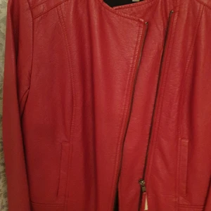 Fusk skin  jacka - Röd helt ny fusk skin jacka