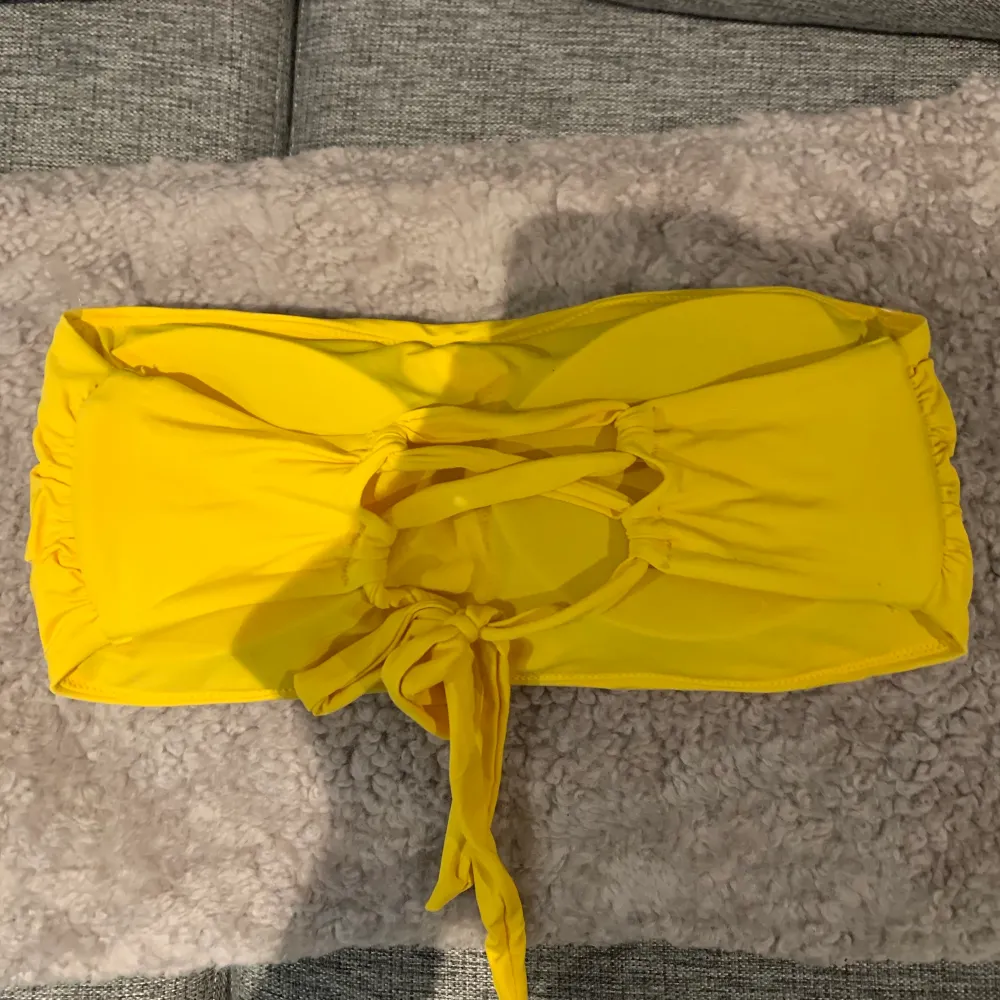 Superfin gul bikini topp, storlek 44 men passar mig som har L/XL på överdelar, säljer för 90kr + 25kr frakt 🤍. Övrigt.