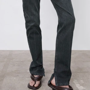 Zara jeans - SJUKT SNYGGA JEANS från zara med slits! Aldrig använda och är därför i super bra skick. Om populär blir det budgivning eller köp direkt för 500kr + frakt🤎