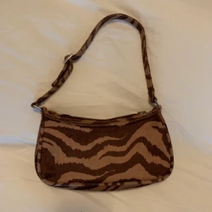 Cool väska - Denna coola väska från bikbok. Aldrig kommit till användning så därför i mycket bra skick! Budgivning om populär annars köp direkt för 100kr🤎