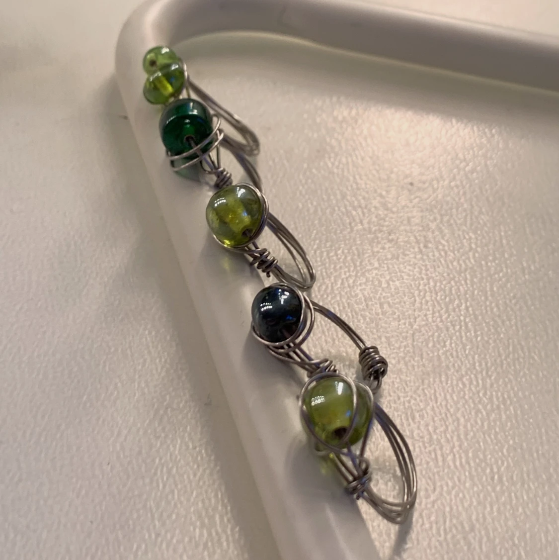Silvriga ringar med gröna pärlor - 90