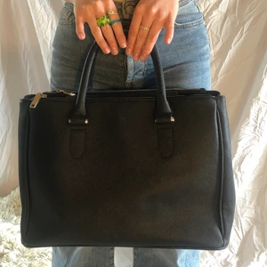 Handväska  - Superfin handväska som tyvärr inte kommer till användning. Den har ett Stort öppet fack i mitten och två fack med dragkedja så man får plats med allt man behöver ✨ den är använd någon gång men i superfint skick 💕🌹👏🏻✨