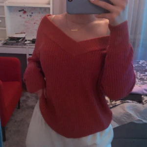 Stickad tröja - Superfin stickad tröja (v-ringad) i lite varmare ton av orange! Använd endast en gång så är bra skick. Nypris är 299 kr. Från ONLY men köpt på Nelly.com. Jättefin till ett bar ljusa jeans eller att ha till en kjol på sommaren💕