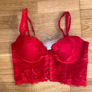 Röd korsett - Supersnyggt att ha denna under en kavaj till exempel! Sparsamt använd, som ny😇 köparen står för frakt 🥰