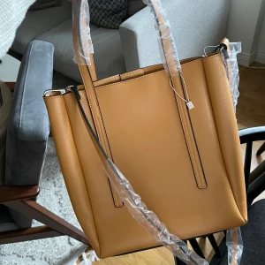 NY väska  - Snygg väska från PULL&BEAR- helt ny! 