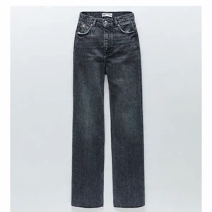 Gråa zara jeans - Super fina gråa jeans från Zara, helt slåtsålda! Avklippta så passar personer som är 165-159cm beroende på hur man vill att de ska sitta💕buda från 250kr
