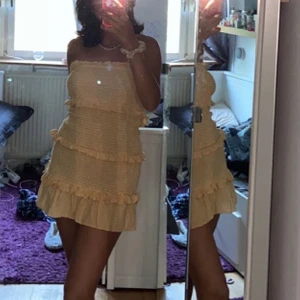 Gul klänning -  Den jättepopulära gula och vitrutiga klänningen💛💛💛 perfekt sommarklänning🌈 Storlek S och använd en gång! (Har dragit ner axelbanden i bilderna men man kan ha dom på också!)  (Intressekoll) Högsta bud:400