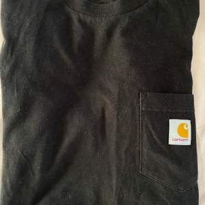 Svart carhartt tshirt i svart med ficka och märke på bröstet | strl S | använd men bra skick | passar en M | frakt tillkommer.