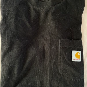 Carhartt tshirt svart - Svart carhartt tshirt i svart med ficka och märke på bröstet | strl S | använd men bra skick | passar en M | frakt tillkommer.