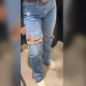 Pull and bear jeans med slits - Säljer pull and bear jeans i strl 38 då de har blivit alldeles för stora för mig. Bild 1 är hur de satt innan och bild två är hur de sitter nu (jag är 172cm) om ni vill ha de skickade tillkommer 63kr i frakt. 