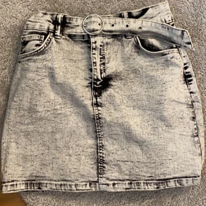 Kjol - Säljer denna gråa kjol då jag inte använder den längre.