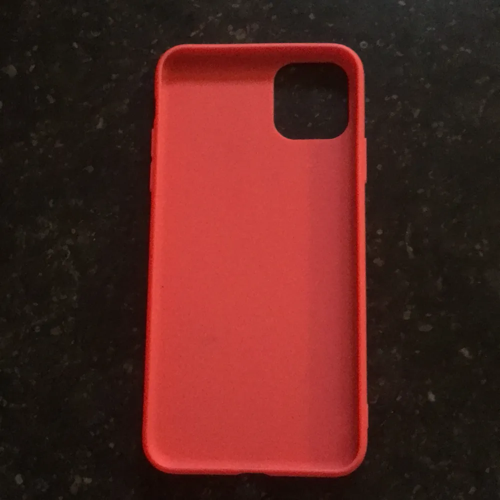 Rött mobilskal av silikon, helt oanvänt. Fri frakt! . Övrigt.