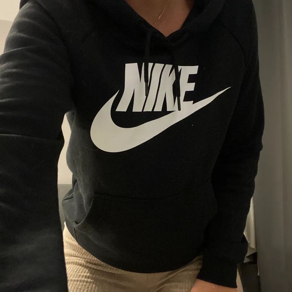 Supermysig hoodie från Nike, endast använd nån gång så den är som ny :) frakt tillkommer 66kr (spårbart)❤️. Hoodies.
