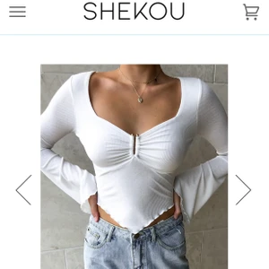 SHEKOU topp  - En fin och trendig vit topp från märket SHEKOU, jag säljer den för att det var en storlek för lite. Du får en rabattkod hos märket och en air freshener som kom med i paketet 💕 jag betalar inte frakten. Buda med minst 10kr ☺️
