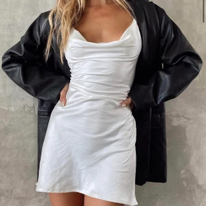 PAIVA SLIP DRESS SATIN från  MOTELROCKS - Tänkte kolla intresset på denna super fina klänning från Motelrocks. Perfekta studentklänningen. Slut i alla storlekar på hemsidan. Säljer pga av att jag letar efter en klänning i en annan stil. Budgivning vid hög efterfrågan. 