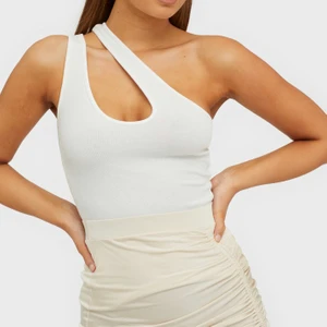 Vit topp  - Säljer jätte fin topp från Nelly.con 