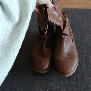 Bruna skor - Kvalitetdn påskorna är bra, men fram på skorna är det mindre bra. Frakten för skorna står köparen för. Kommentera om ni har frågor. 