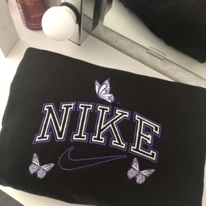 Nike crewneck - Superfin tröja med ett Nike tryck på! Nike trycket har jag broderat själv så det är inte äkta Nike. Fint skick. Frakt tillkommer även. Hör av er vid frågor🥰 Budgivning om fler är intresserade❤