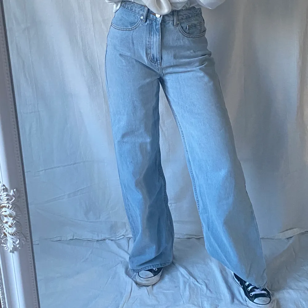 Trendiga vida jeans framförallt till vår och sommar! Modell: Blue Light Wash Extreme  Flare Denim Jeans från Missguided. Tredje bilden är från Mariakragmann. Jag är 170 cm lång och bär 36. En ursnygg oversized modell som är slutsåld på hemsidan. . Jeans & Byxor.
