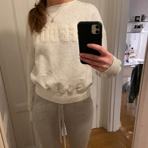 Tröja  - Supersnygg tjocktröja med tryck från Hunkydory i storlek XS/S. Jätte skön och mysig tröja i mycket bra kvalite! Köparen står för frakten 