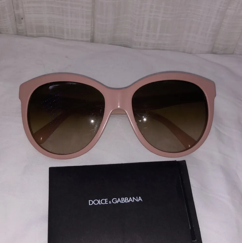 Solglasögon från Dolce&Gabbana! Sååå snygga men inte min stil längre, äkthetsbevis och box medföljer! 🌈💗 Frakt 66 kr. Accessoarer.