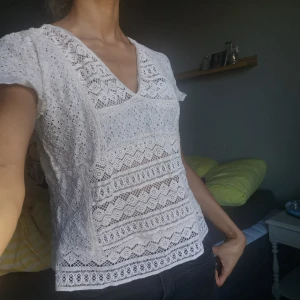 Söt spets top - Mycket fin spets top som är så gott som ny. Väldigt skönt att ha på våren och sommarn. Men mycket fint att ha under vintern också. 