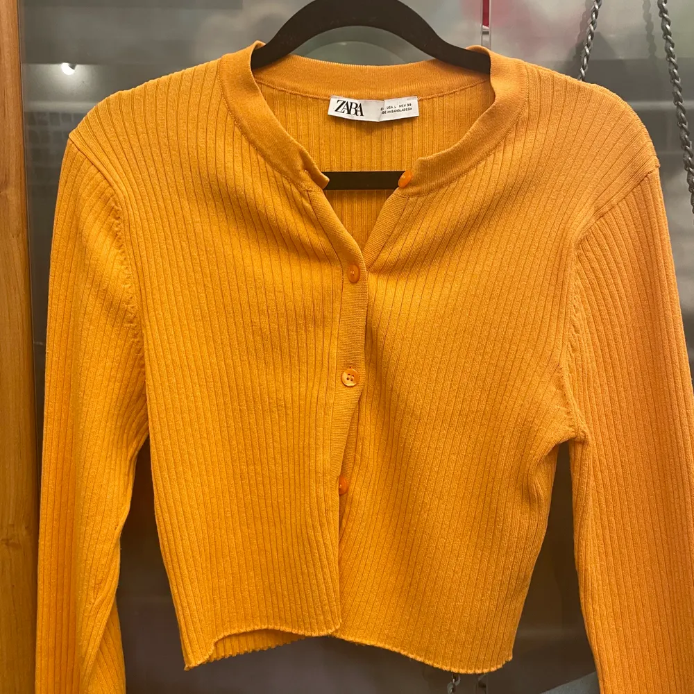 Säljer denna kofta med knappar i färgen orange ifrån Zara i storlek L, den är lite croped, använd några gånger & är i fint sick🧡 Skriv till mig om du funderar över något!!!!. Toppar.