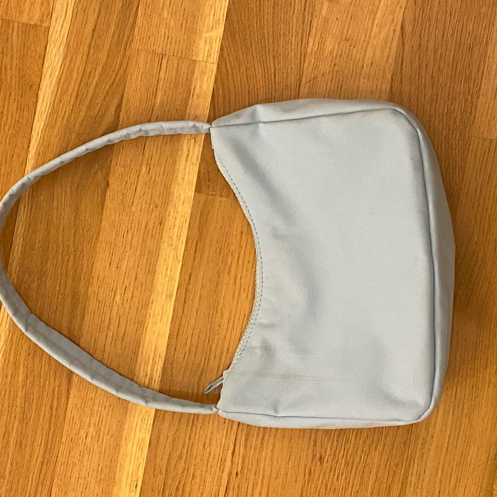 Super fin ljusblå väska från Ginatricot, använd fåtal ggr och är i fint skick. Har inget innefack. Kan mötas upp i sthlm, annars är frakten 45kr🌸. Väskor.