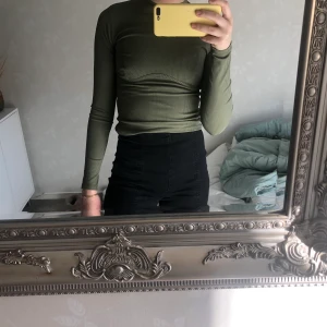 Topp - Snygg tight topp. Budgivning börjar på 25kr, stopp 19/3 🌻 frakt tillkommer.