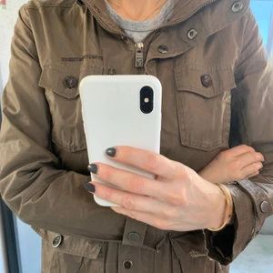 Peak performance jacka  - Vår/höstjacka från Peak. Grön khaki lite och påminner lite om en sportigare oljerock. Använd men superfint skick och kvalitet! Vattenavvisande och funkar när det tex duggregnar.