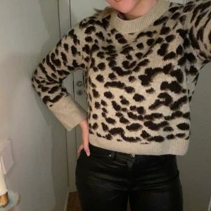 Leoprintad tröja - Stickad från HM. Storlek M. Använd fåtal gånger. 