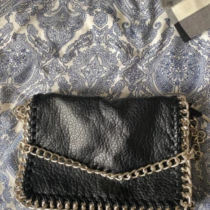 Väska  - Svart väska som inte kommer till användning 