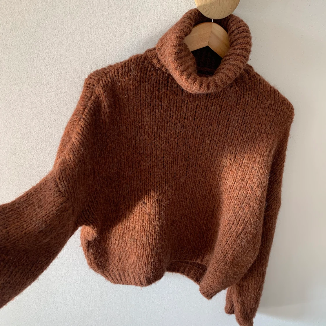 Brun stickad tröja med polokrage - 90