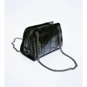 Zara väska - Jättefin slutsåld väska i nytt skick, men jag har tyvärr inte fått så mycket användning för den! Köparen står för frakten men kan annars mötas upp i Sthlm. 