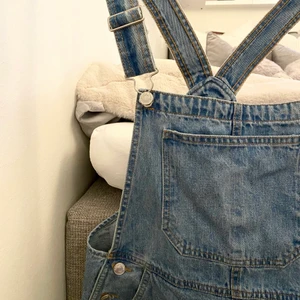 Jeanskjol med hängslen  - Säljer min jeansklänning/kjol med hängslen från bershka eftersom den blivit för liten. Coola slitningar och fickor fram och bak. Fint skick! Köparen står för frakten och jag fraktar endast. 💙